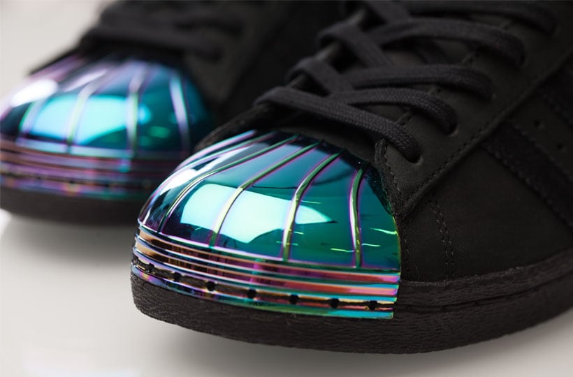 Close up of the 80s metal toe colour