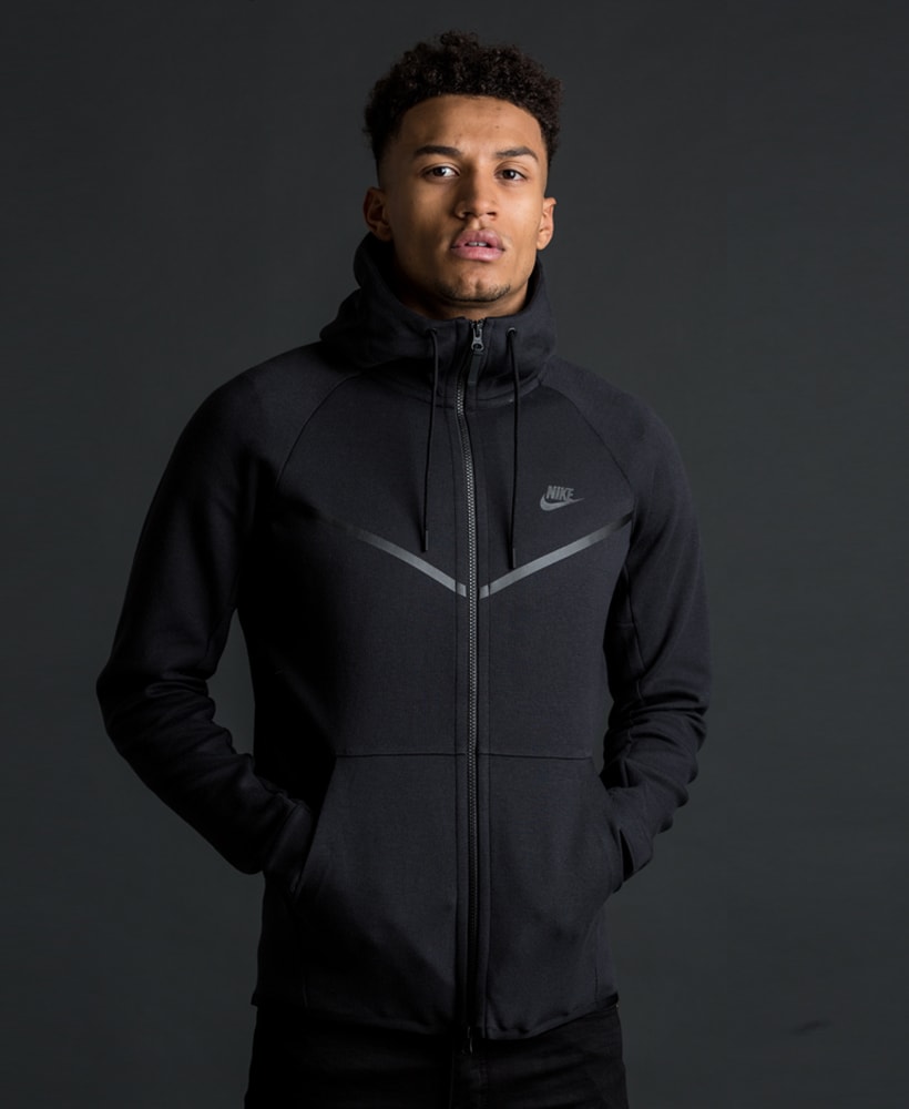 centrered-nike-tech-fleece