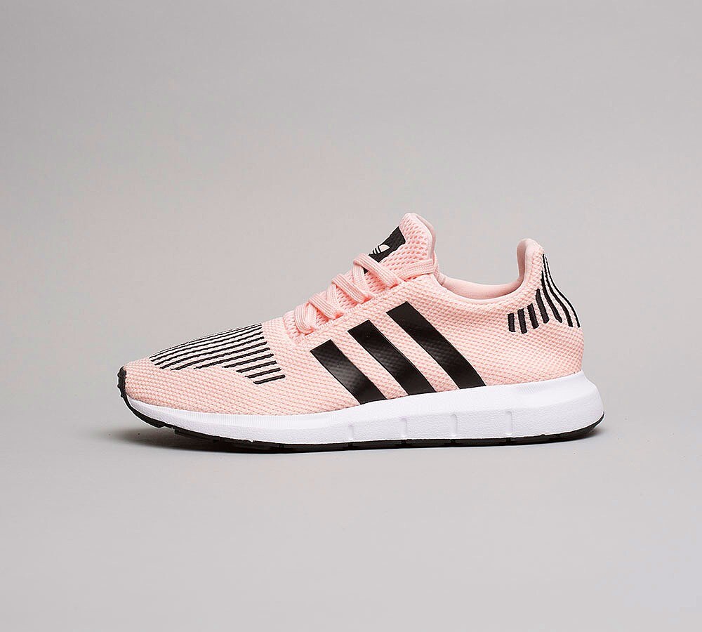 adidas originali junior swift run trainer ghiaccio rosa / nucleo nero adidas originali junior swift run trainer ghiaccio rosa / nucleo nero