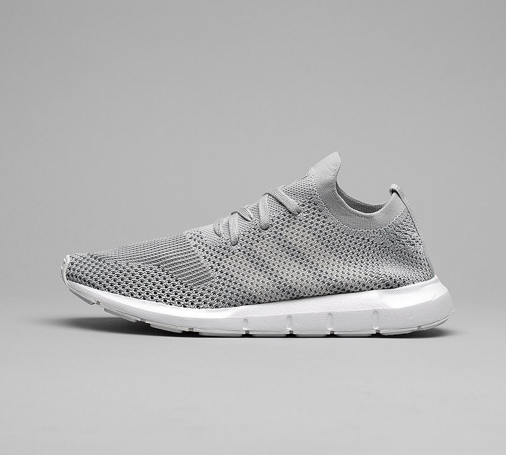 adidas originali delle donne primeknit allenatore grigio / bianco swift run adidas originali delle donne primeknit allenatore grigio / bianco swift run