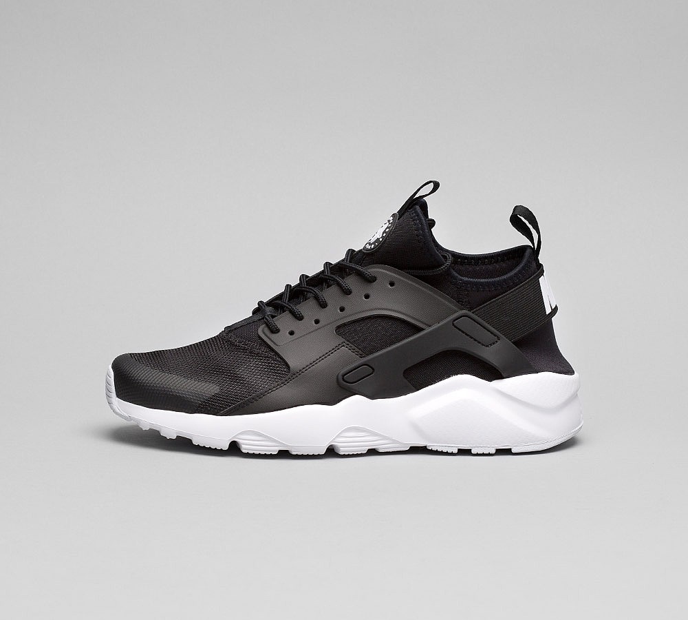 huarache run black and white