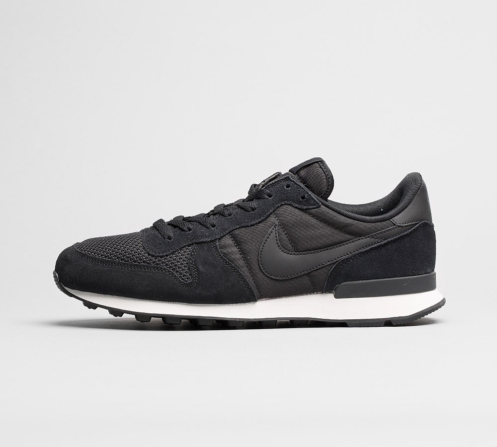 nike internationalist nylon sneakers in black and white nike internationalist nylon sneakers in black and white