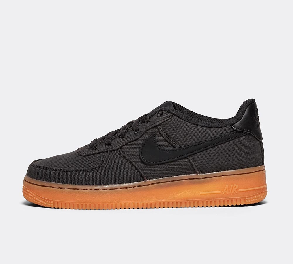 nike air force 1 svart og gum sole 