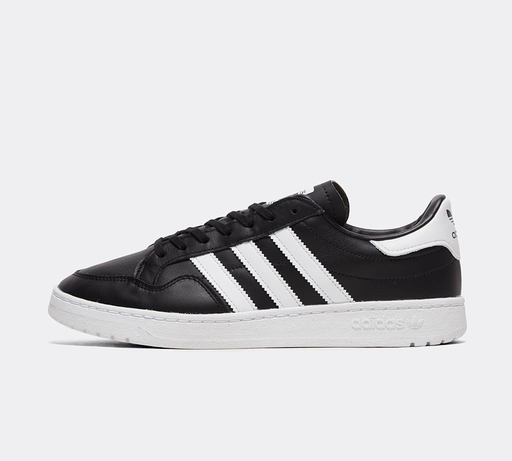 white adi team court trainers