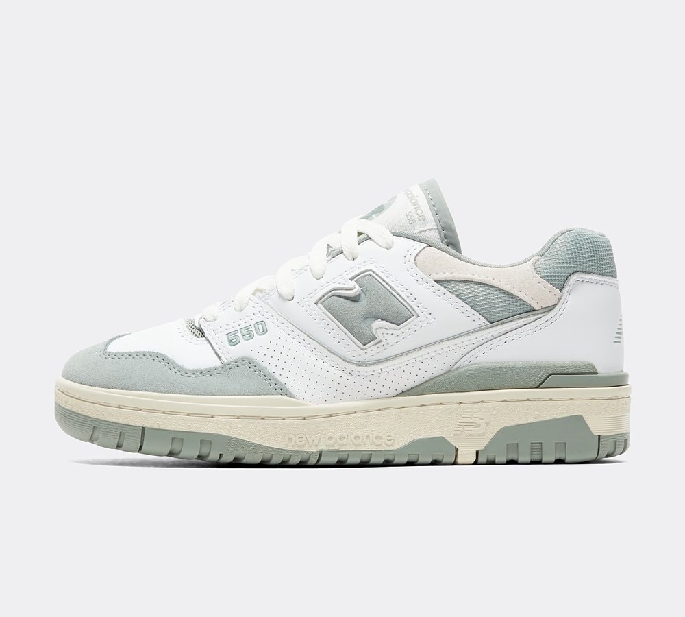 New Balance 550 trainers in white and blue