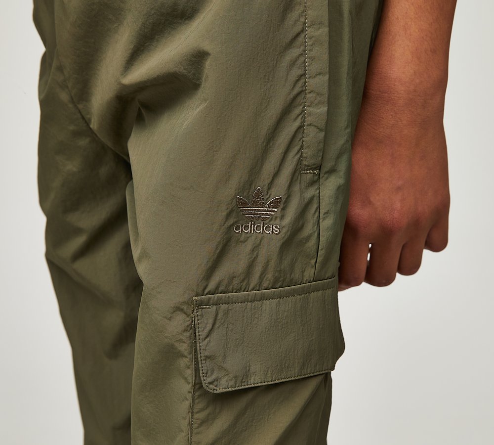 ボトムスその他 adidas Woven Cargo Pants Olive IX9972 レディース カーゴパンツ オリーブストレータ ｜アパレル