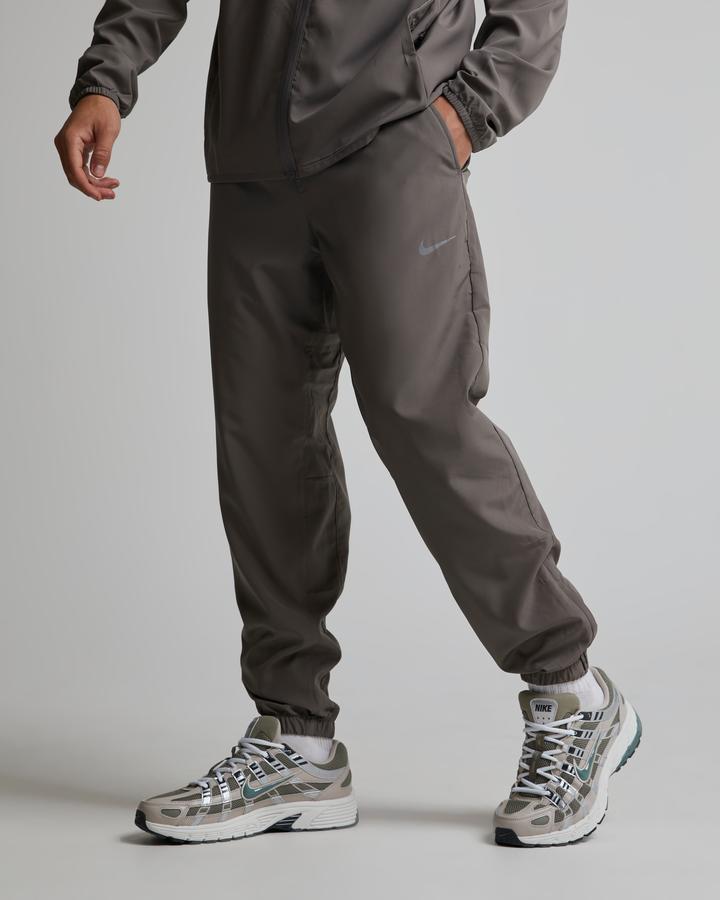 nike tapered cargo pants