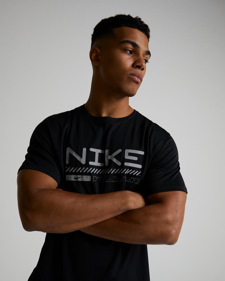 Nike Men's Black Miler Winter Hbr T-Shirt - Medium - Footasylum