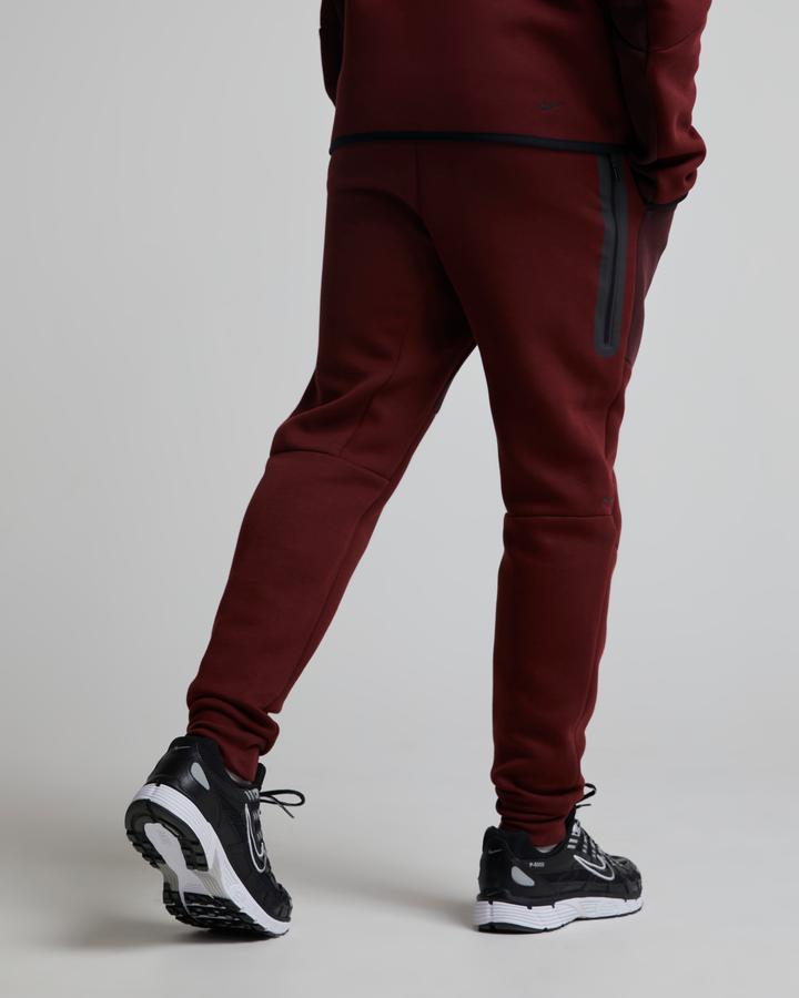 nike tech fleece joggers maroon