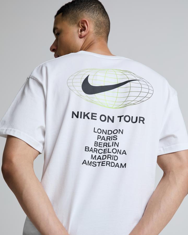 Nike On Tour Gfx T-Shirt White, Men's size: XL, FootAsylum