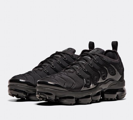 black nike vapor max