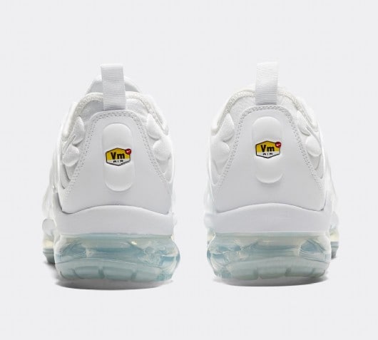 white vapormax plus mens