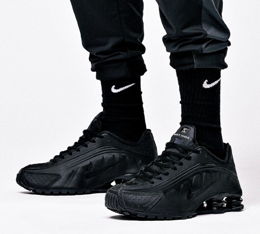 nike shox r4 all black