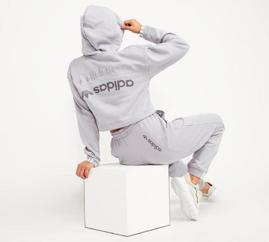 nike beige crew neck sweatshirt