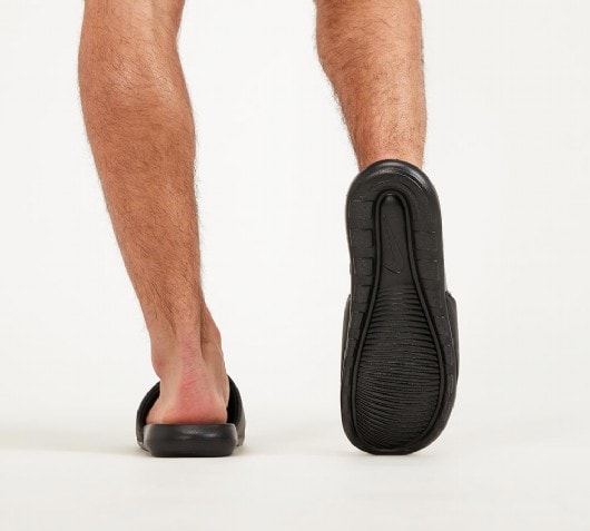 Nike Victori One Slide | Black / White | Footasylum