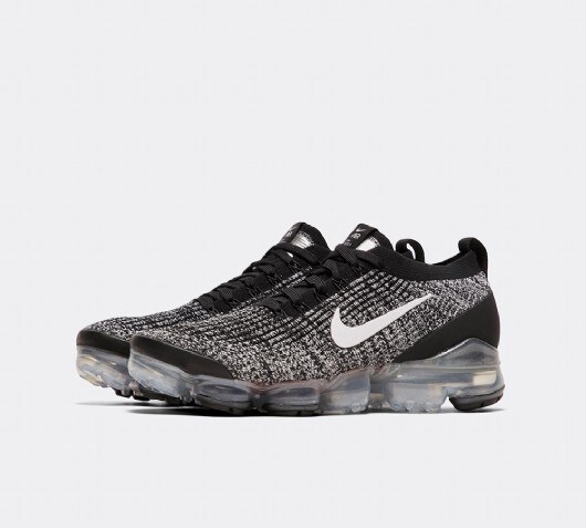 black nike vapormax trainers