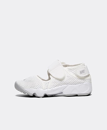 white infant nike trainers